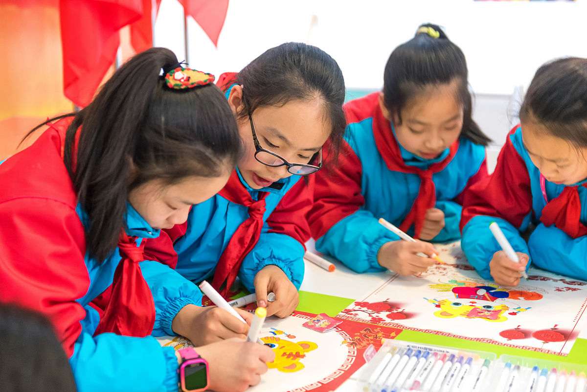 小学美术欣赏课：从艺术熏陶到劳动美德