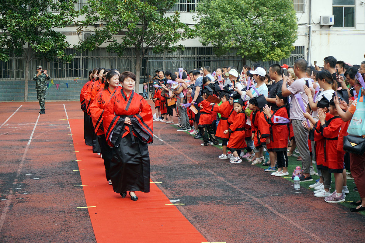 2019年8月31日,安徽淮北,参加拜师典礼的老师.当日,安徽淮北实验小学2