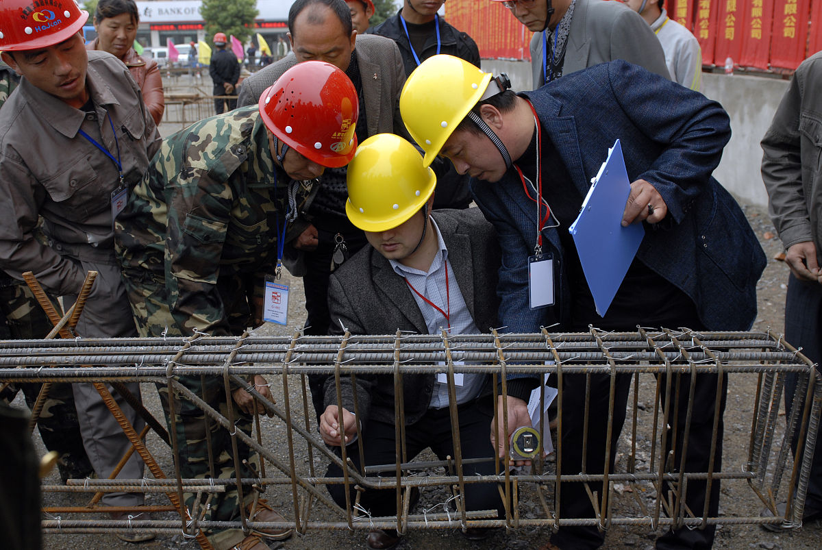 实习单位：陕西建工第一建设集团有限公司实习项目：西安市公安局市级监管场所二标段项目实习岗位：施工技术与组织管理岗位从放线、基坑处理和混凝土施工三个方面写实习的内容分别写成一段话进行描述。