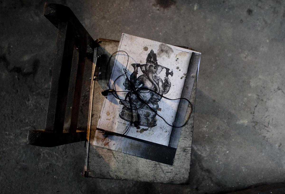 论述案例分析法、文献分析法是本文陕西省M市政府公共危机管理问题及对策研究的研究方法写成一段话格式不少于100字。