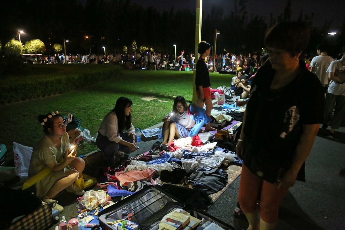2018年6月27日,郑州大学校园内,大四毕业生在离校前办起了"跳蚤市场",