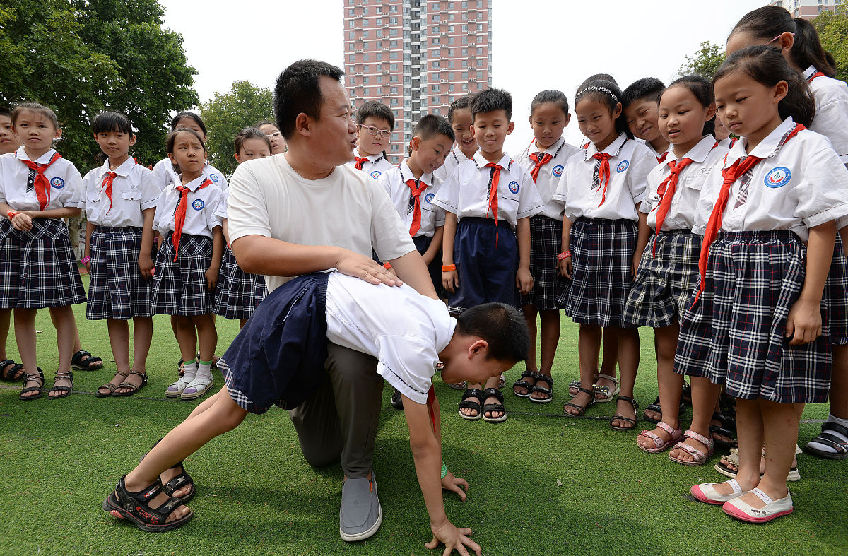 2019年7月4日,河北省邯郸市明珠实验小学的老师为学生们讲解防溺水安