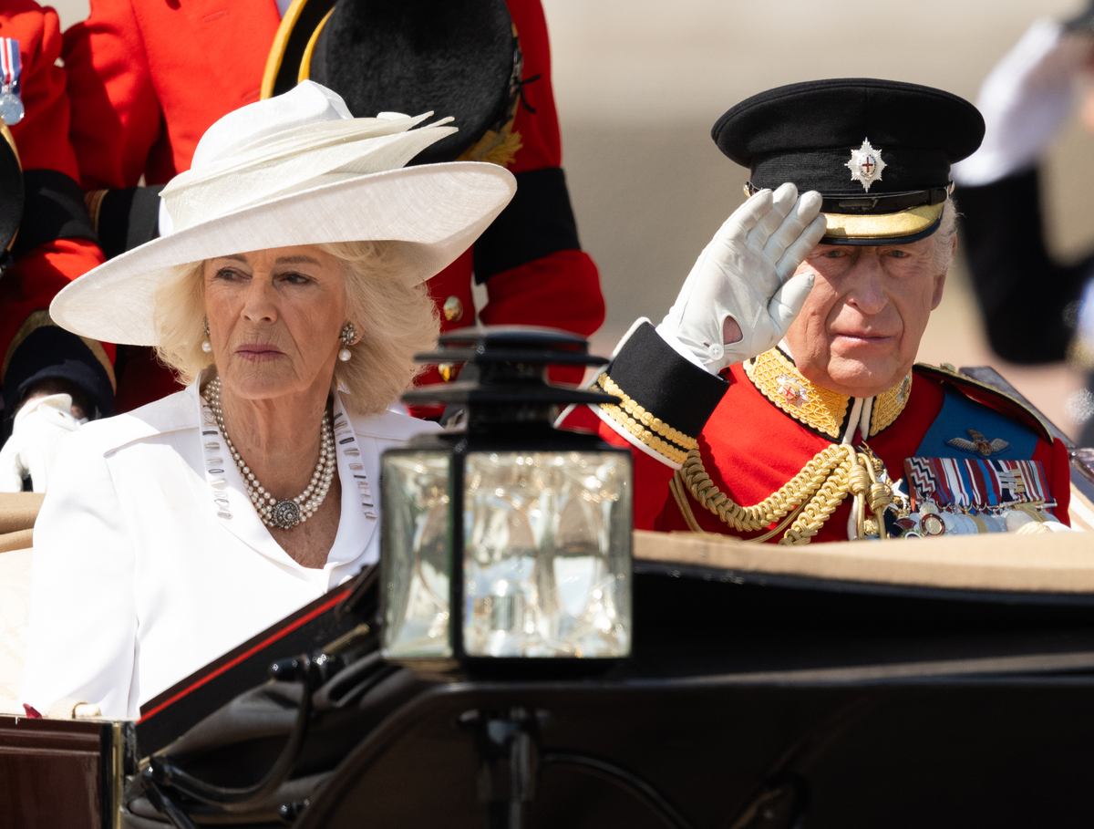 对于那些关注这些事情的人星期六有两场赛马。 在英格兰威斯敏斯特唐斯的第一次跑步当时爵士查尔斯打败年龄较大的母体卡米拉赢得英国皇冠一个看起来傻傻的头饰装满珠宝和天鹅绒比一些人更适合在哈尔斯特德街芝加哥博伊斯镇的中心狂欢 皇室仪式。 第二次跑在肯塔基州。第一查尔斯早期领先尽管他年龄73岁和皱眉毛但从未动摇过伸展。 显然没有人看他的牙齿通常讲述一个君主的年龄或者找出他是否遭受了自伊丽莎白用蜂蜜刷牙以来几