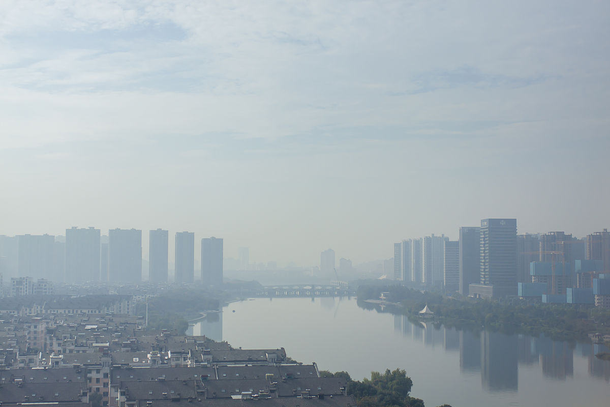 2020年10月26日,浙江绍兴,航拍晨雾中的绍兴城区.