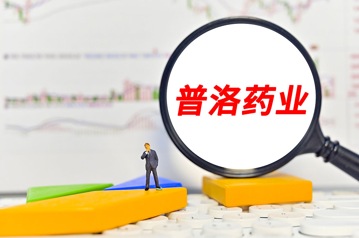 请帮我组织一下书面语言要表达的意思是：建立符合法律合规工作实际的职称评定体系区别于技术人员如工程师、经济师的评定机制允许优秀人才破格提拔缩短晋升年限。