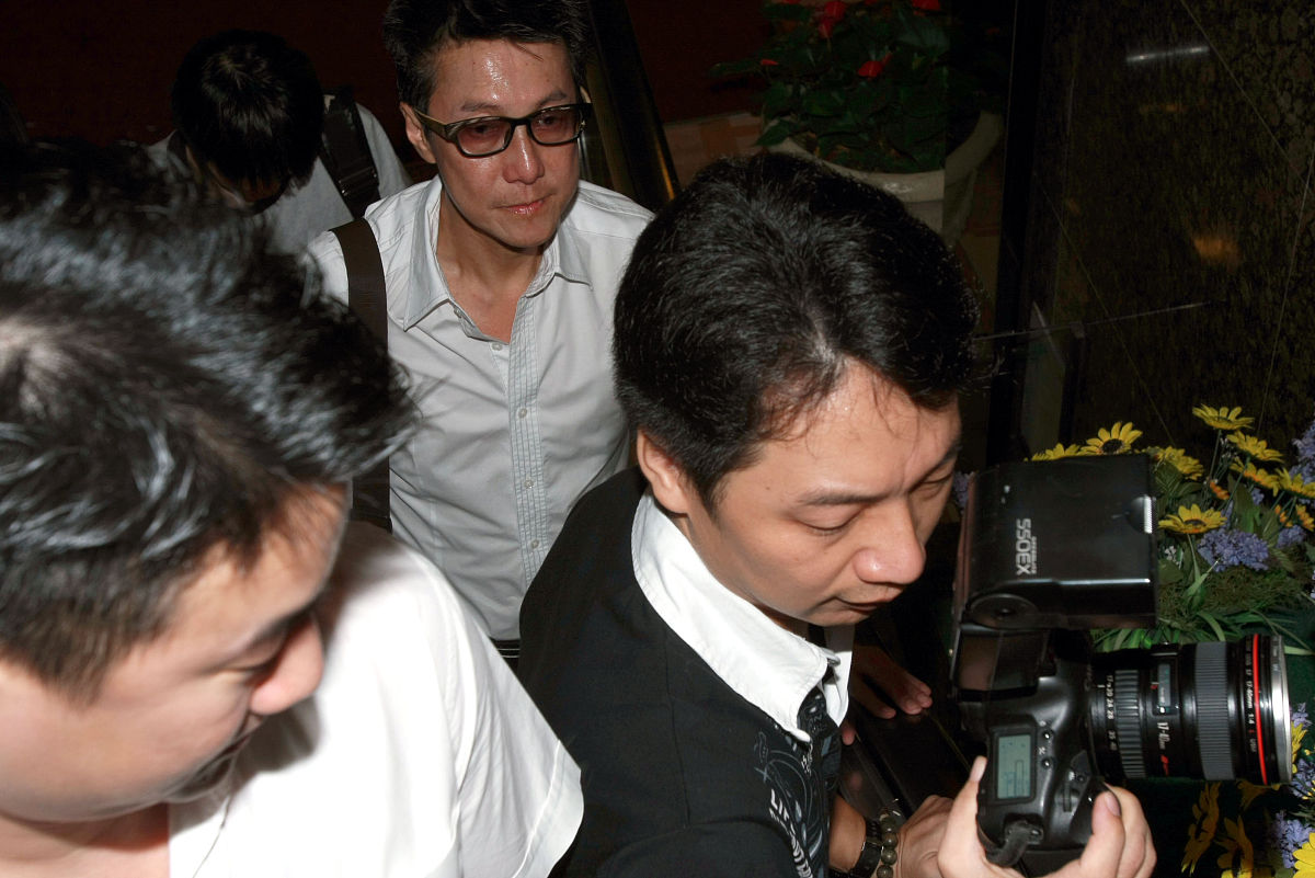 2010年7月7日,香港,寇鸿萍丈夫梁廷锵(patrick)偕同儿子前往律师楼,争