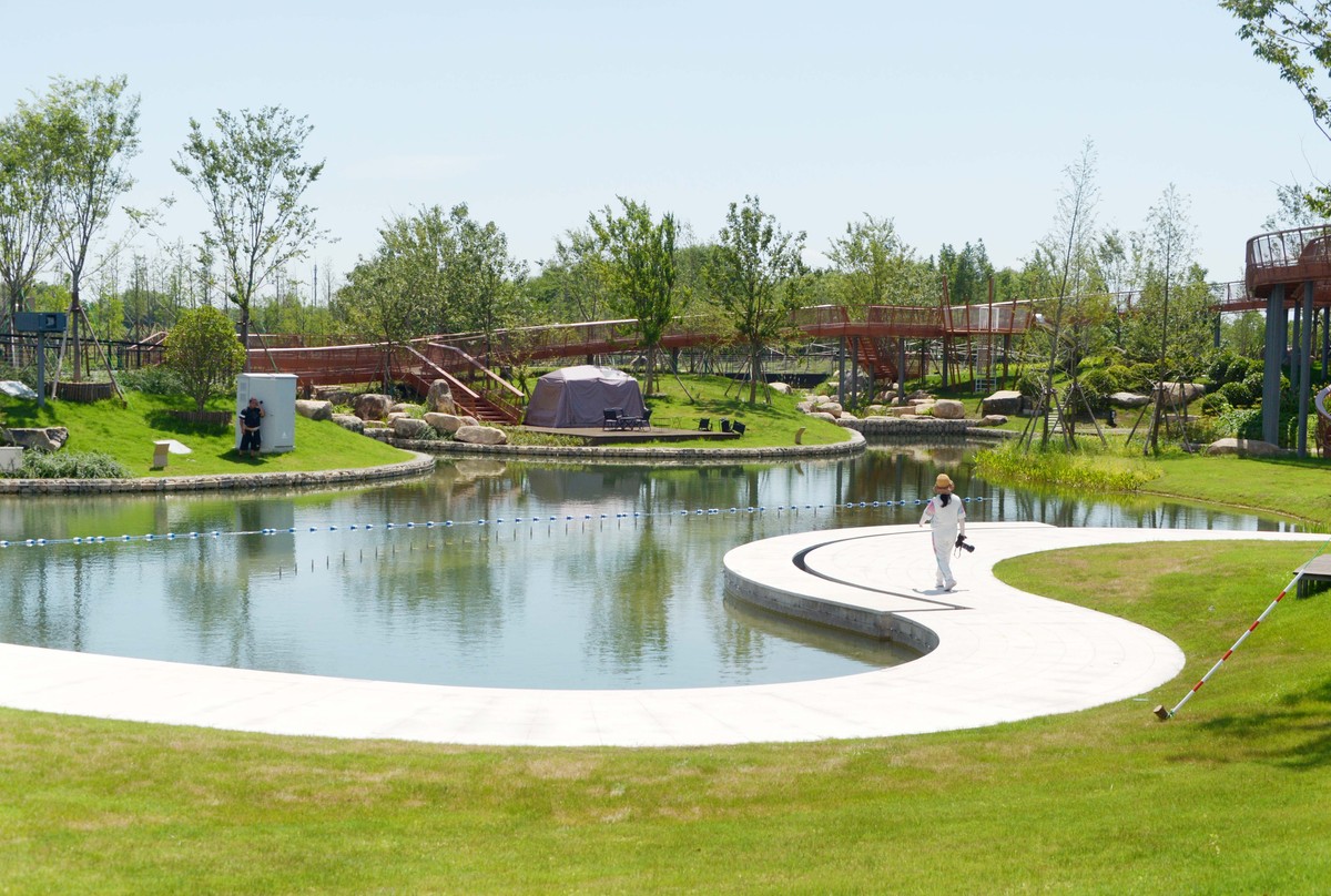 关于中法农业科技园体育公园在6月下旬在锦江左岸初次亮相写一篇不少于2000字网推广告推文要求根据以下简介进行撰写。名称：中法农业科技园体育公园项目属于中法农业科技园规划大盘凸显中法文化融合的风貌特色。基地毗邻黄龙溪古镇南靠彭祖山风景区周边人文底蕴深厚。项目用地属性为公园绿地周边规划产业丰富主要以居住用地、商业用地为主。北侧有府河景观资源南侧有规划大面积公园绿地自然资源环抱四周景观优势明显。总面积：