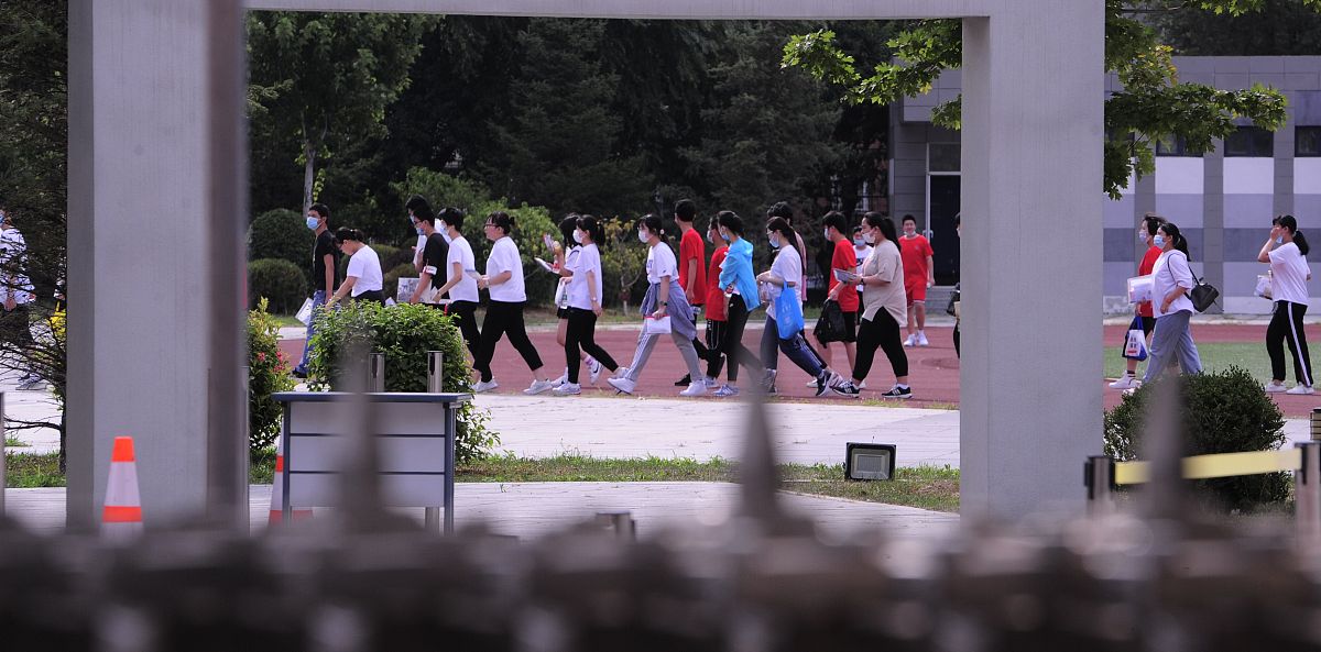 上海政法学院学生晨跑活动: 倡导健康生活, 激发青春活力