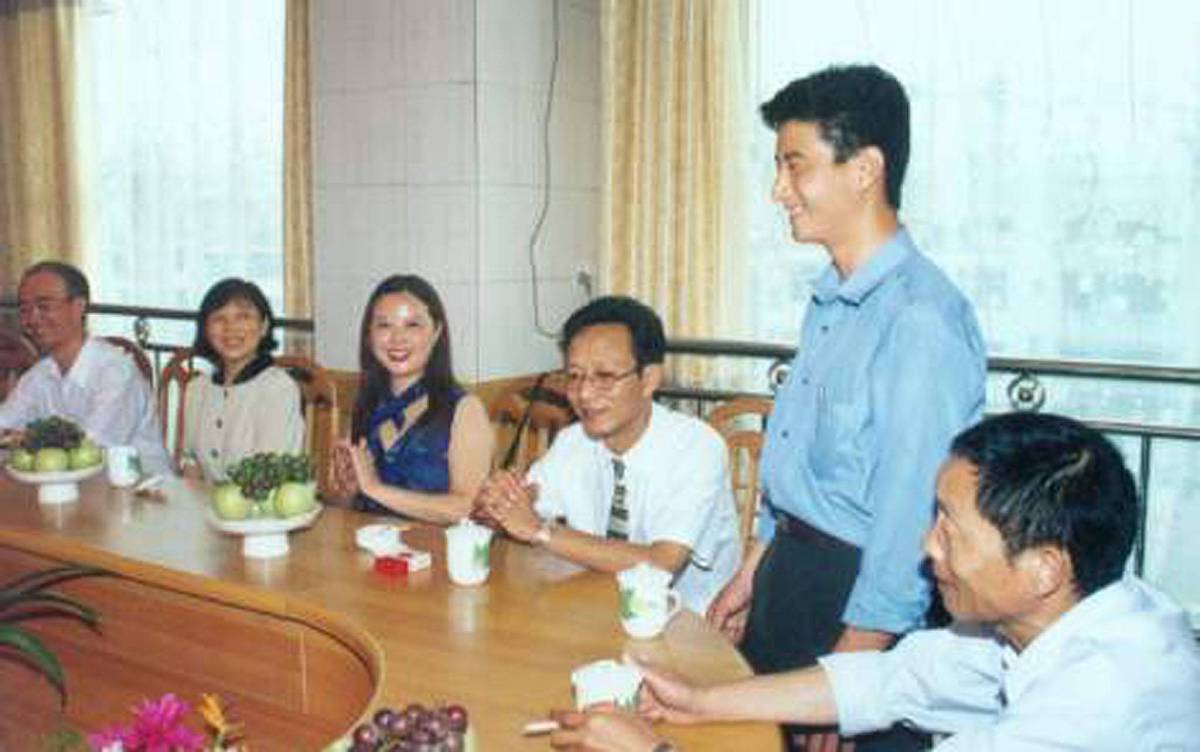 中国人民大学学子杨鹏(右二)向大宇集团董事长许文强(右三)杨华(右四)