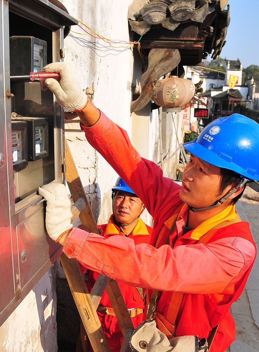 电厂青年高温下坚守在一线工作的新闻稿