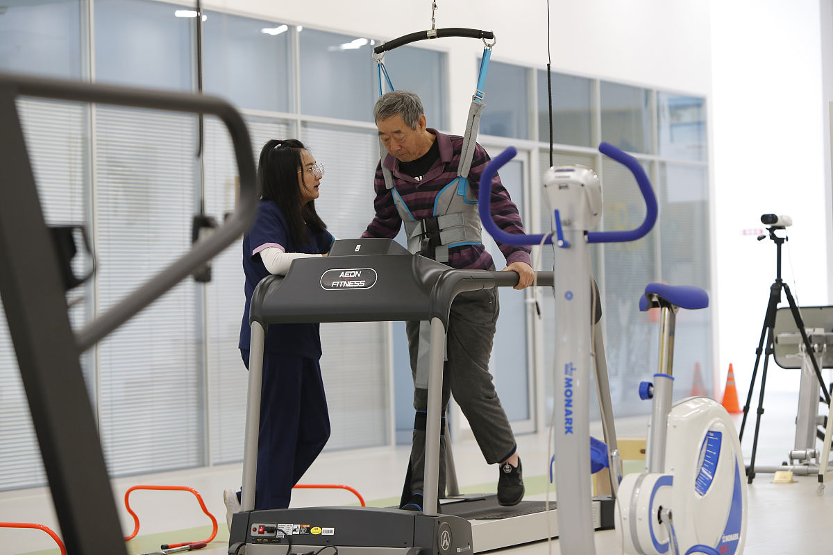 基于手臂肌肉电控制的下肢康复辅助系统: 新型康复技术