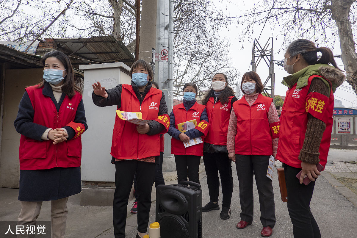 2020年3月7日,江苏无锡,戴着红袖章活跃在防疫一线的志愿者.