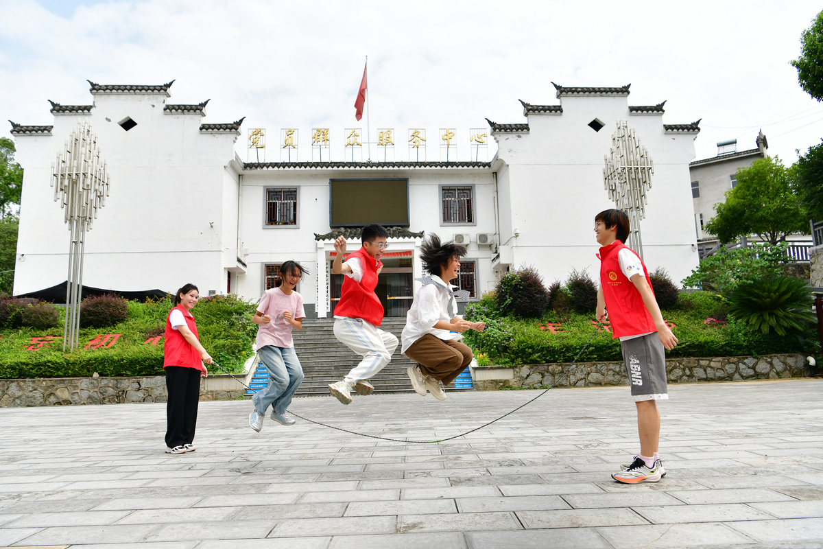 进行以乡村振兴进行时为主题的乡村振兴社会实践选择佘村作为考察地点佘村在上世纪八九十年代佘村依靠卖矿石、开水泥厂等产业而过的相对富裕但后来因环保政策关停一度落寞成为经济薄弱村。几年之前这里还随处可见泥泞的土路年久失修的房屋满目疮痍的历史遗迹也没有得到更好的修缮和保护直到2016年佘村开始了美丽乡村建设先后投入各类资金23亿元传统村落的魅力逐渐彰显。请说明选择原因