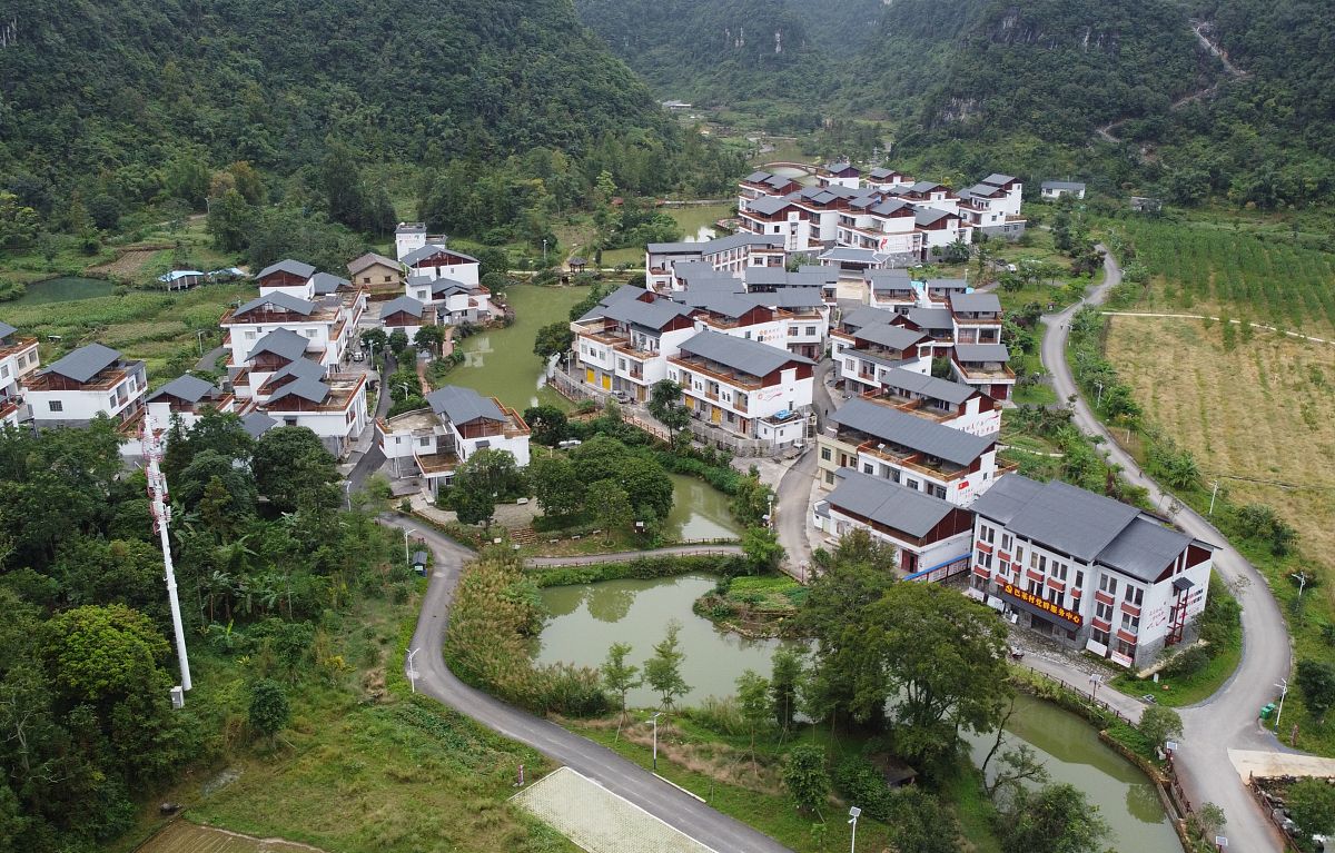 请列举中国农村建设泛景区化倾向的新闻报道并分别总结每篇文章的主要内容