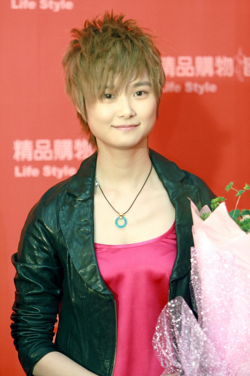 2009年1月8日,某报纸爱心时尚大典在北京欢乐谷举行.李宇春+++_+++时