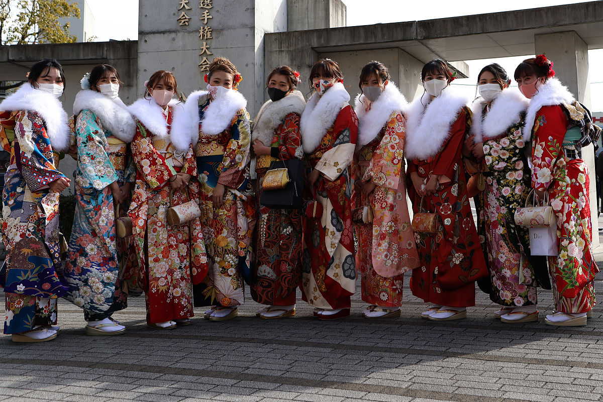 当地时间2021年1月11日,日本西宫市,阪神甲子园球场上户外成人礼举行.