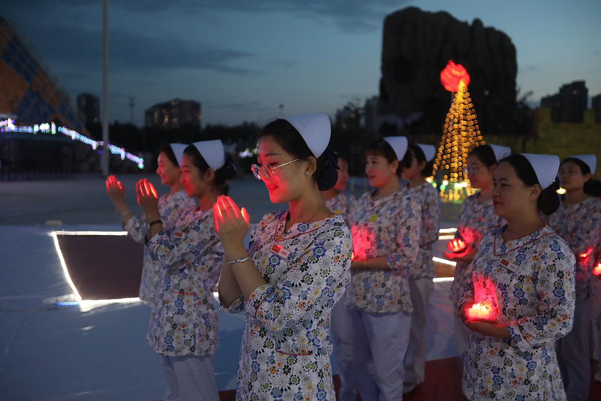 帮我写一个关于护士人文关怀的情景剧剧本