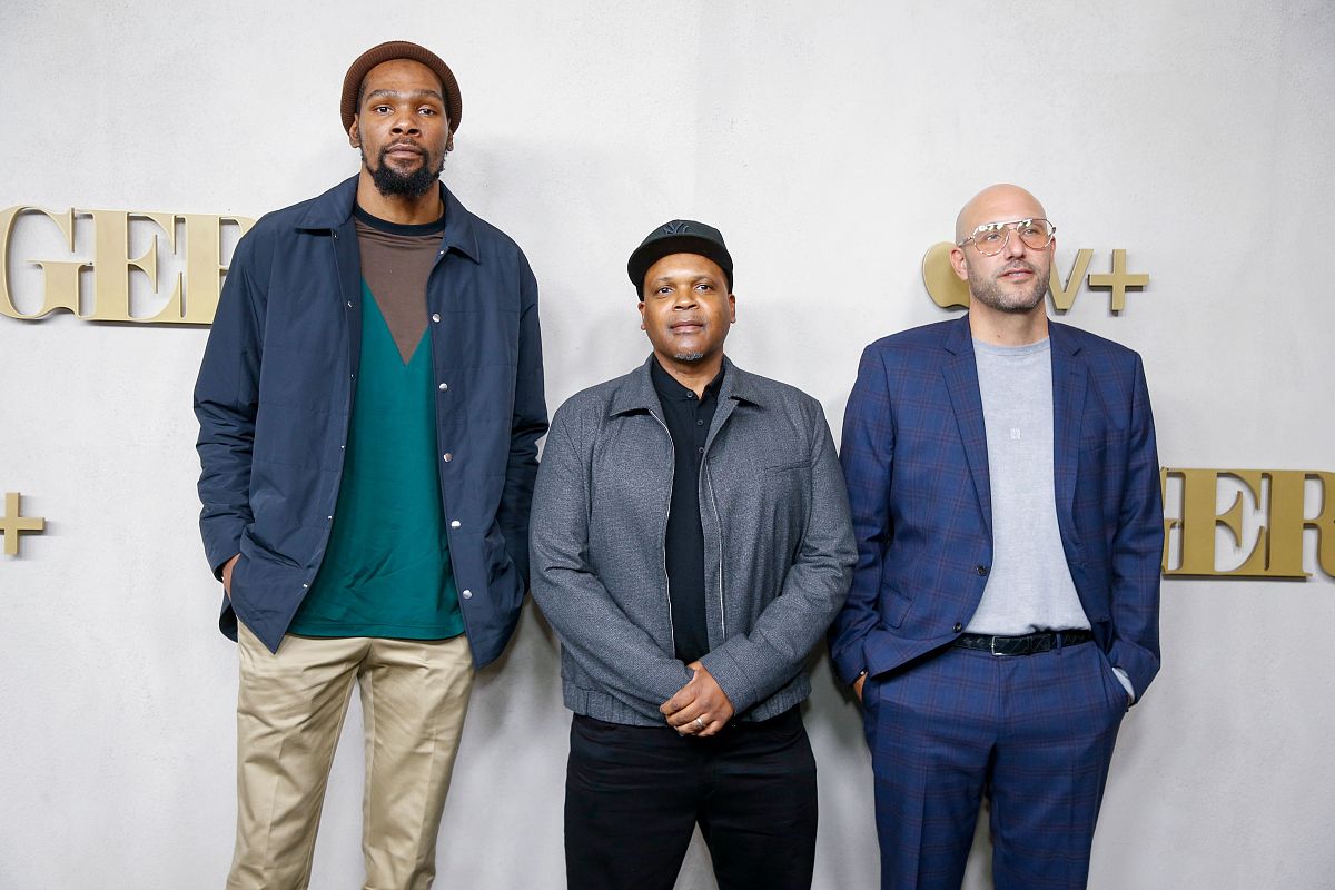 用中文列举出目前还在NBA联盟打球的所有球员