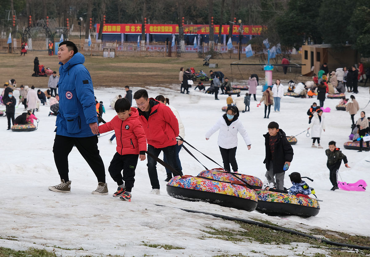 生态景区在古淮楼东广场打造人工滑雪场,成为市民休闲<strong>娱乐</strong>的好去处
