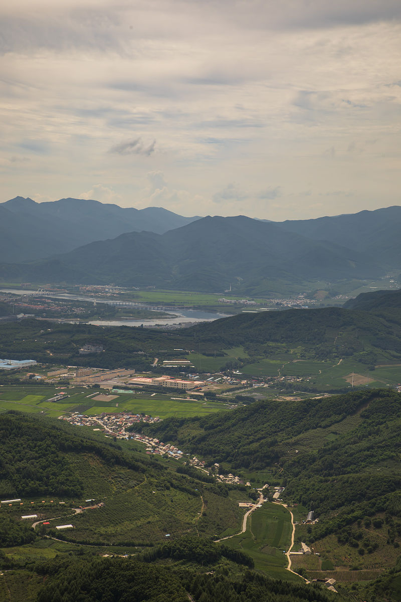 2021年7月23日,在辽宁省本溪市桓仁满族自治县五女山,俯瞰桓仁八卦城.