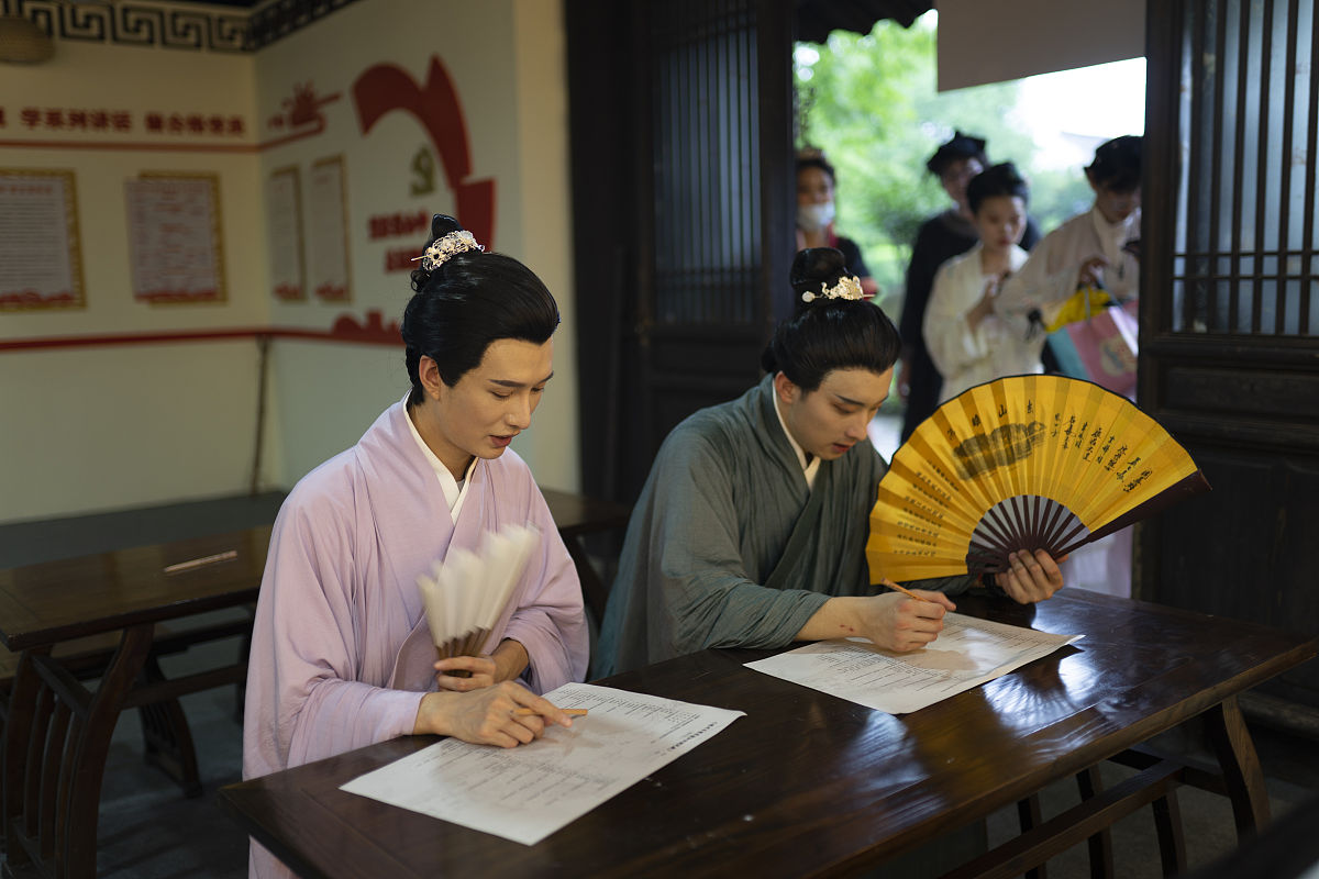 2020年6月25日,浙江绍兴,沈园举办"梦回宋朝,爱在沈园"汉服节,游客和