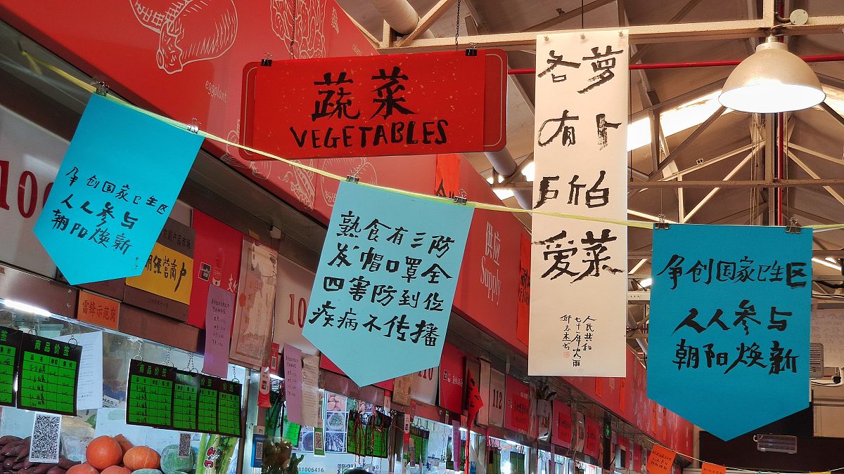2021年5月5日,北京三源里菜市场成了"民以食为天"的展厅,近百幅著名艺