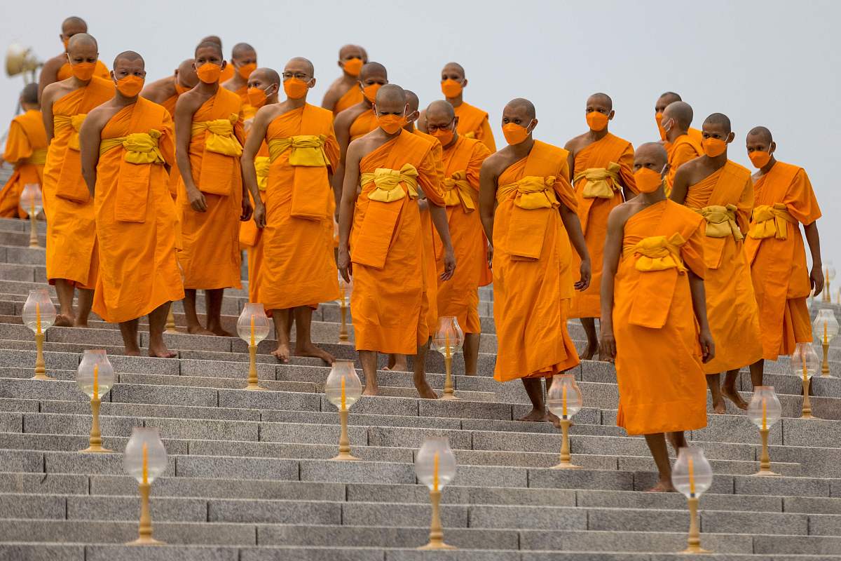 当地时间2022年2月16日,泰国巴吞他尼府,泰国僧侣在法身寺(wat dhamma