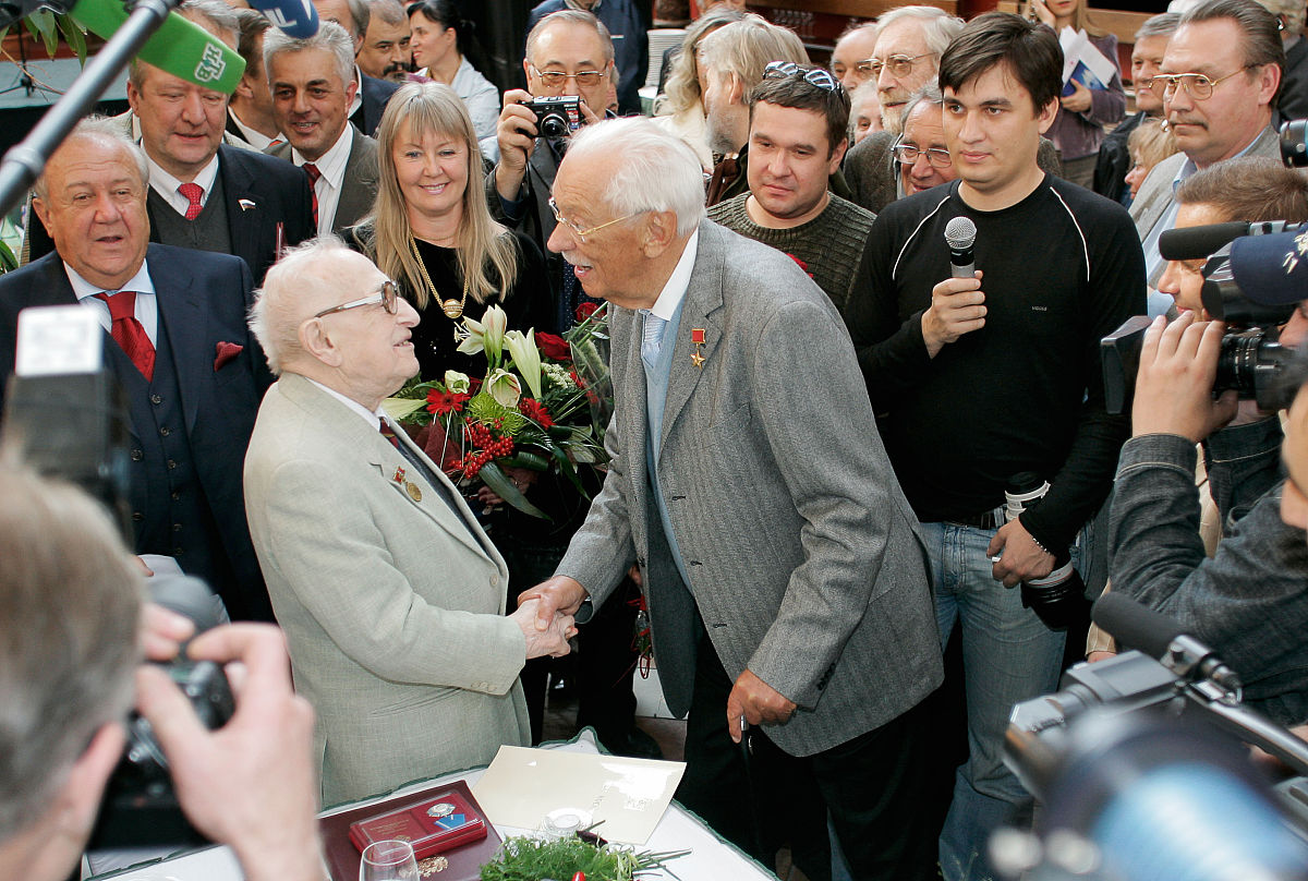 在多看一眼就会爆炸这个歌词 是什么歌