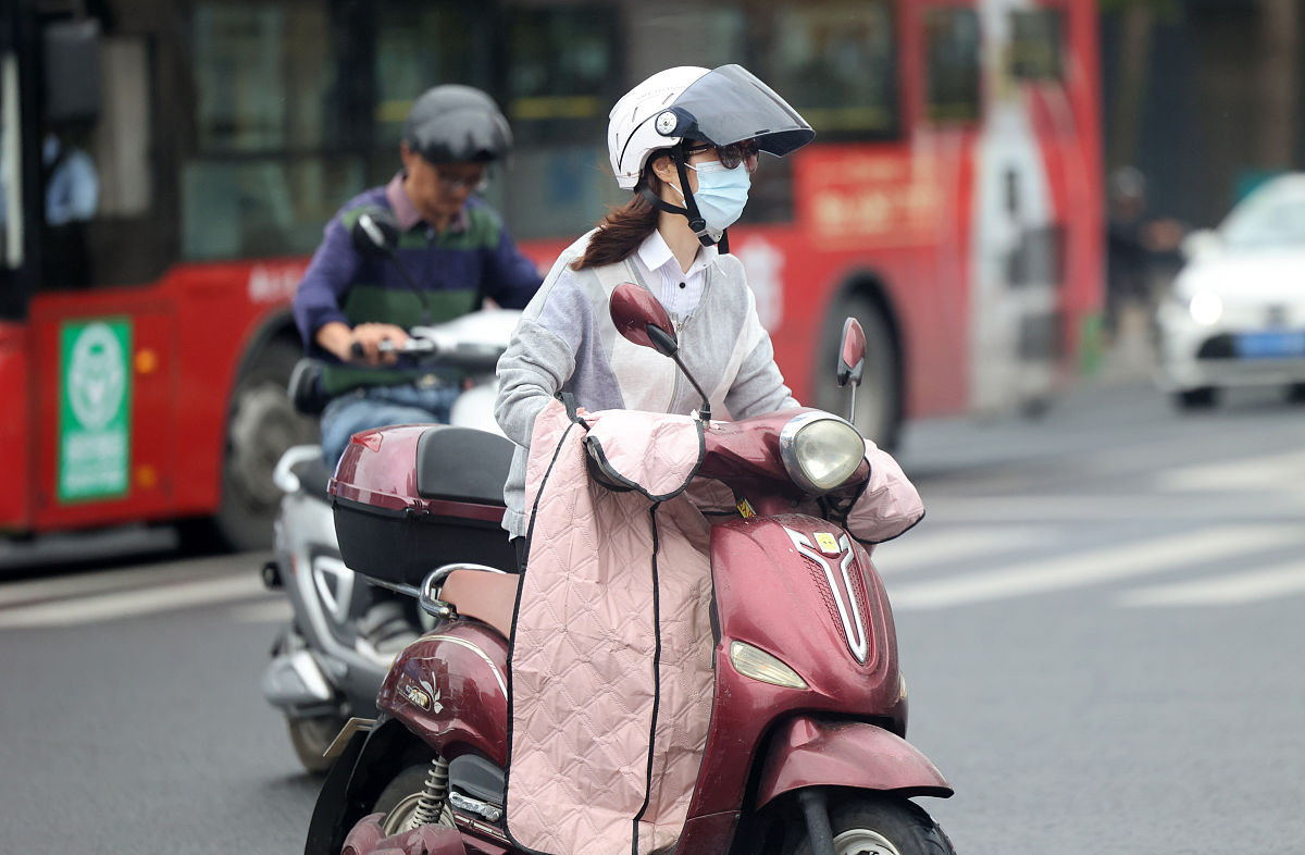 2021年10月11日,江苏南通,受冷空气和降雨影响,当天最高气温降到21℃