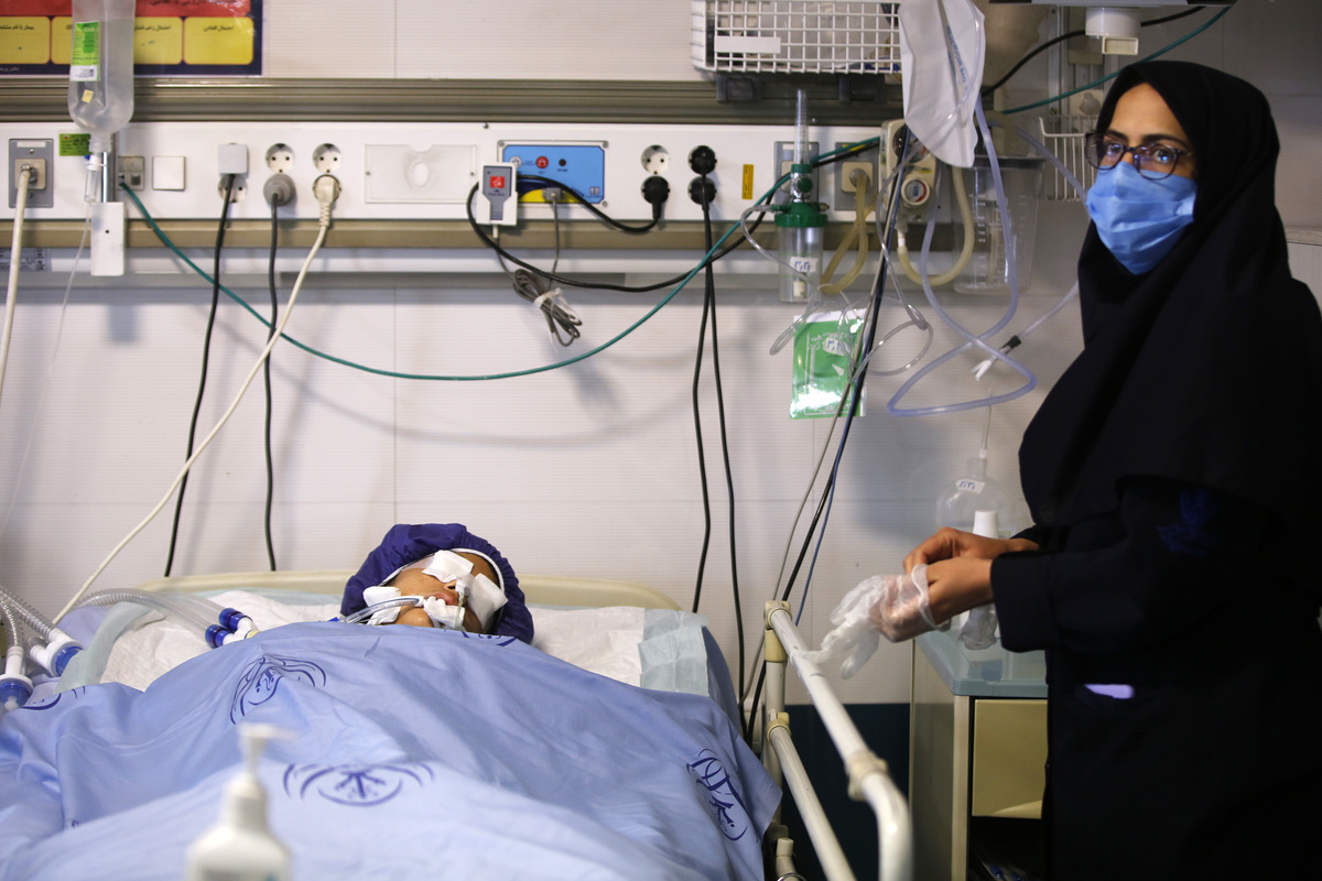 ICU 病人突发生命体征异常，医护人员紧急救治过程