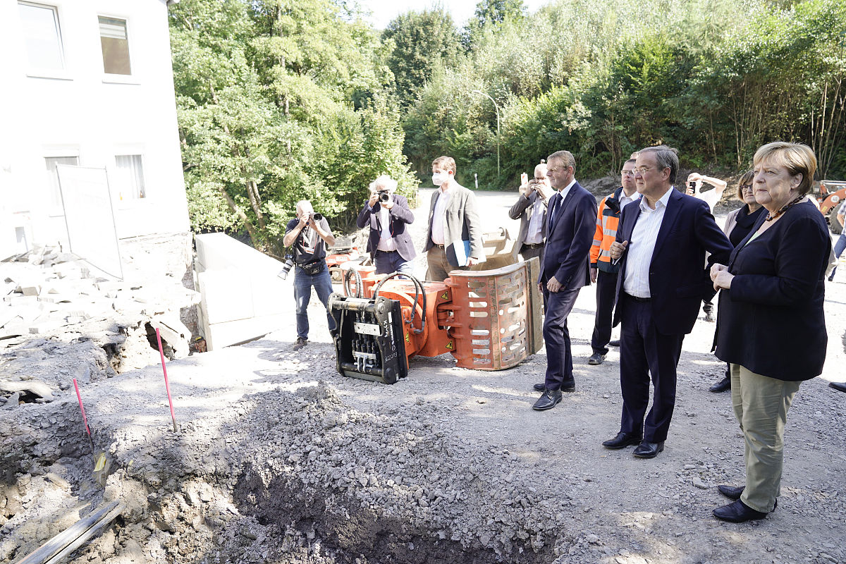 州长加文·纽森-Gavin-Newsom-对弗雷斯诺县地方检察官丽莎·斯密特坎普-Fresno-County-DA-Lisa-Smittcamp-在一名塞尔玛-Selma-警官死亡后发表的批评性声明做出了回应。n怎么评论