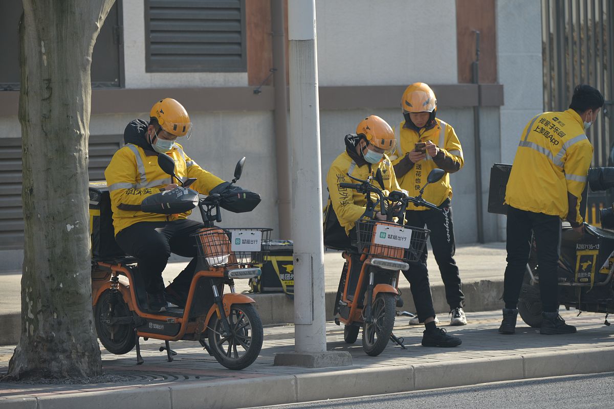 应届毕业生做程序员8个月后送外卖，根据这个话题写一篇文章