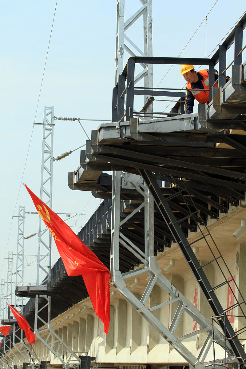 2010年10月12日,经过50多天紧张的抢建,在先后进行拆除残桥,巧建墩台
