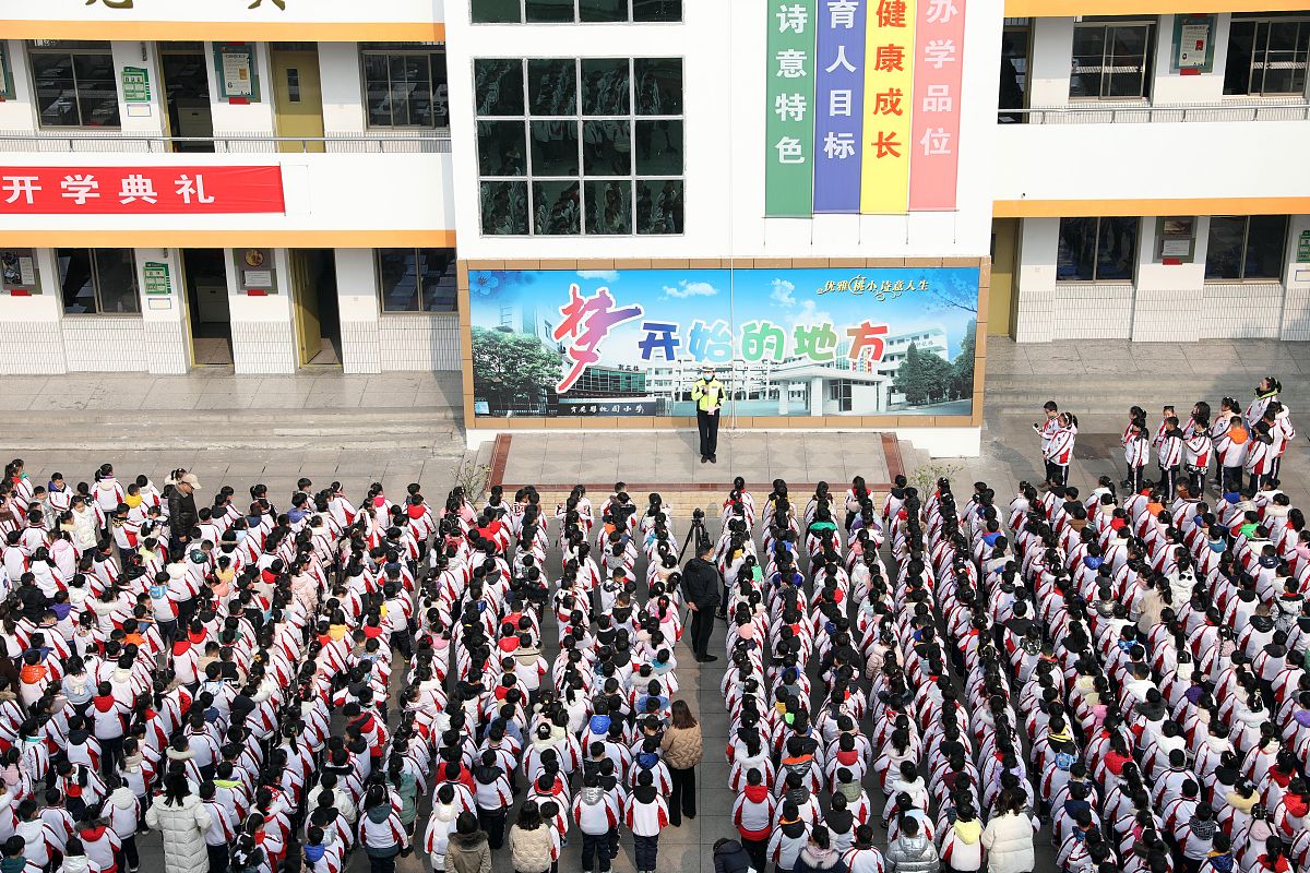 2022年2月14日,在江苏省扬州市宝应县桃园小学教室内,交警在给全校师