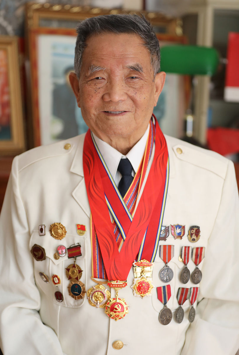 2021年10月13日,山东青岛,穿上军装,立即感觉倍精神.