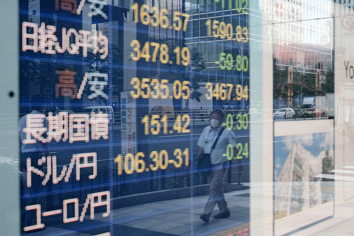 当地时间2020年8月28日,日本东京,证券公司外的股票信息.a pedestrian