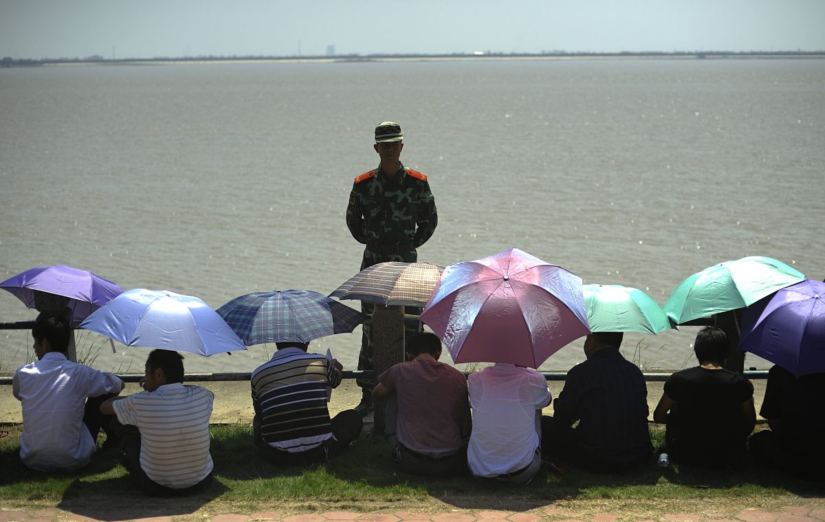 2011年9月15日,游客在浙江海宁市盐官观潮景区观看"一线潮"景观.据预