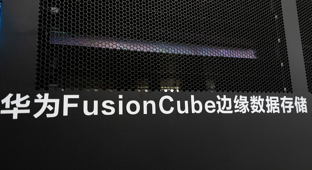 联想高性能品牌机海报设计：未来科技+炫彩风格