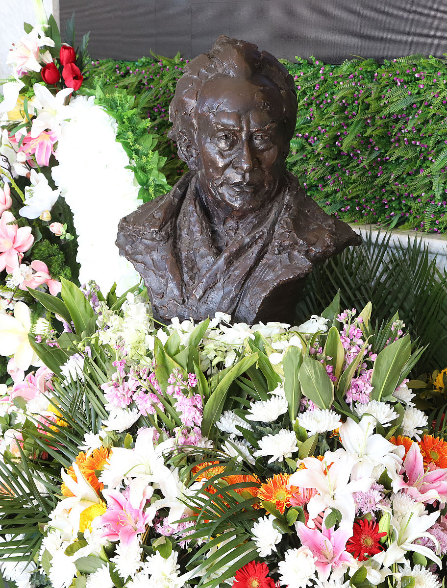 2021年2月17日,北京,著名电影表演艺术家杨在葆塑像亮相告别仪式现场.