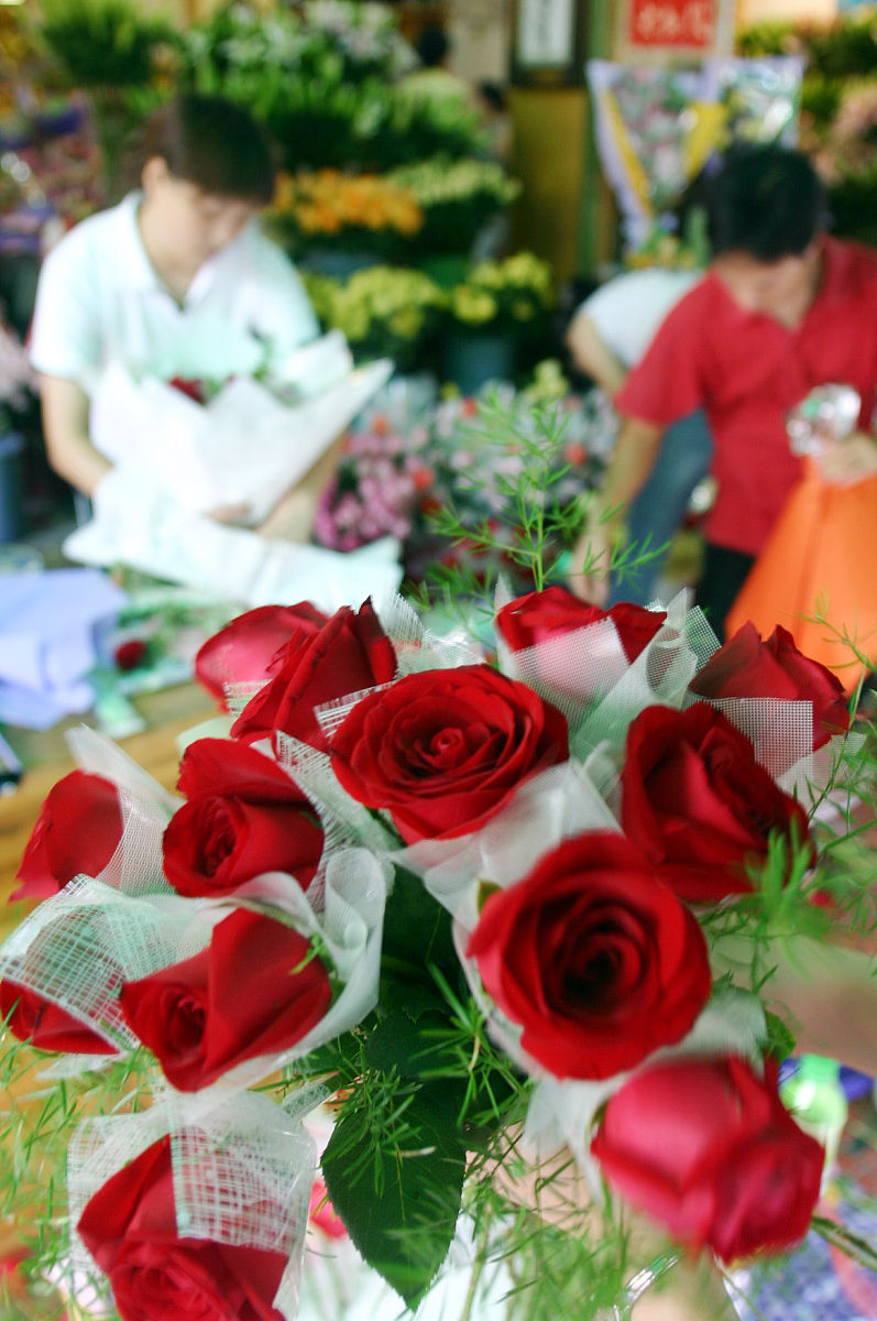 第一次给妈妈买玫瑰，她眼中的惊喜，让我们回到了过去