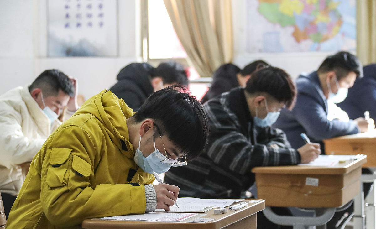 2020年12月19日,江苏淮安,考生在<strong>考试</strong>中答题.