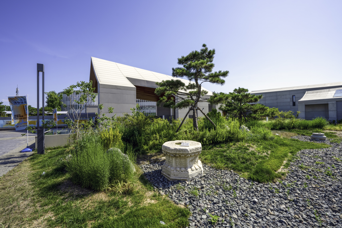 通过采用可持续材料、节能电器、无毒产品和绿色空间我们可以建造既美观又有助于保护环境的住宅。英语句子的高级表达