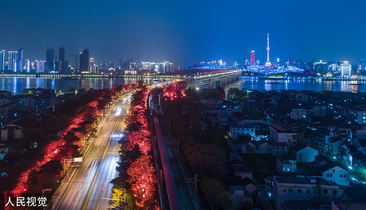 2020年4月7日,夜色下的武汉长江大桥灯光璀璨.