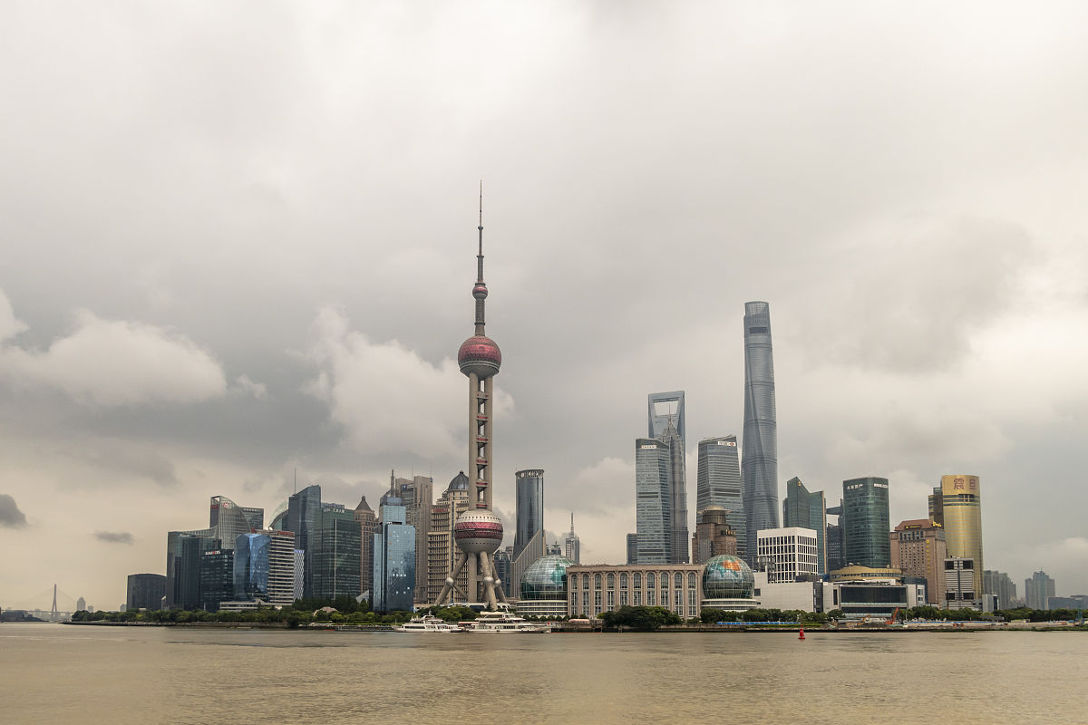 2020年7月8日,上海,当日中午,外滩上空云层丰富,陆家嘴地标建筑群在多