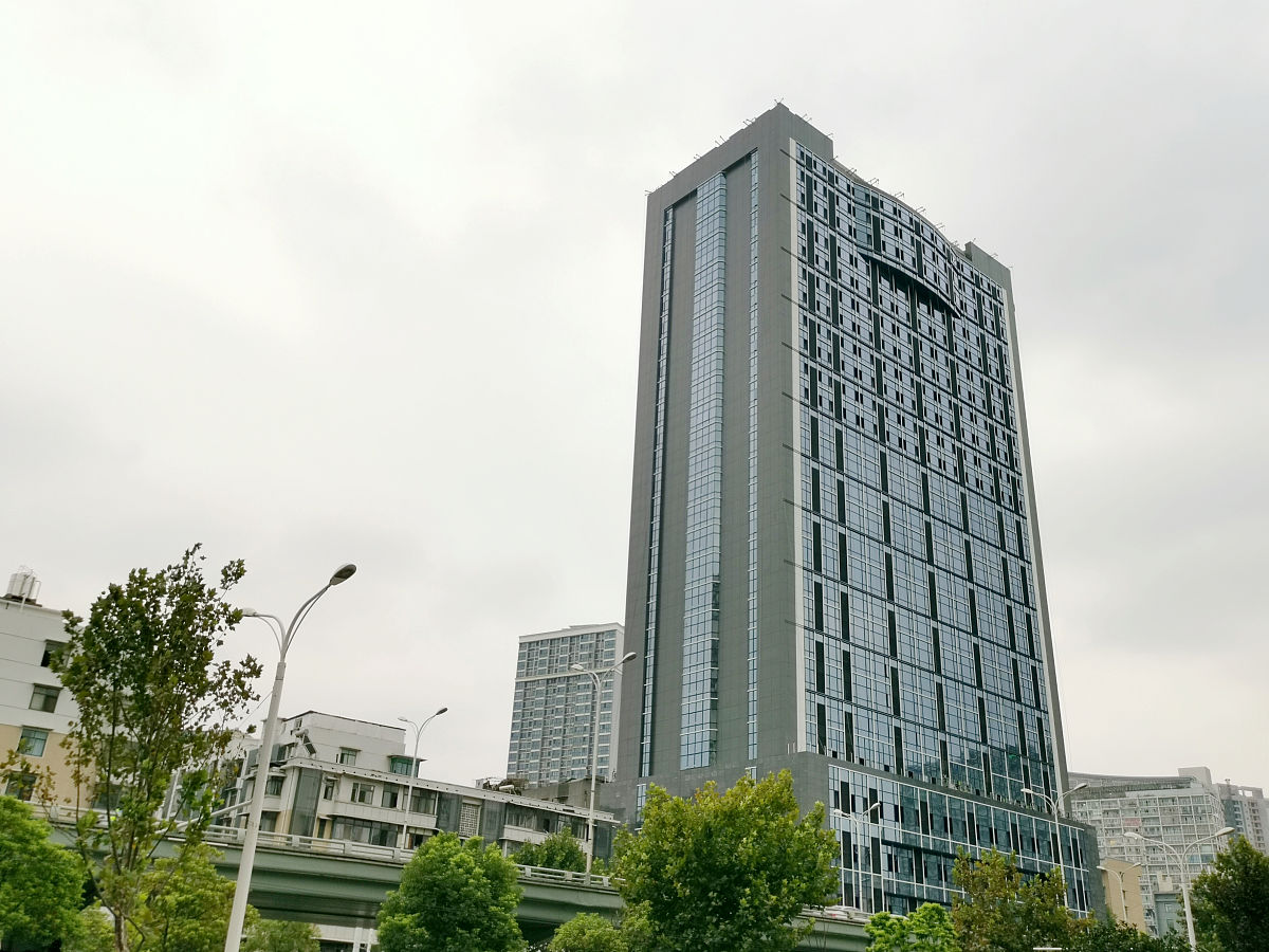 如果我是销售怎样推荐这套房源给我的客户推荐房源：房号：2号楼2楼整层面积：526平报价：赠送面积：500平左右推荐理由：1项目位于高新区新川板块儿3TOD环绕地铁口100米层高45米转角铺赠送面积大