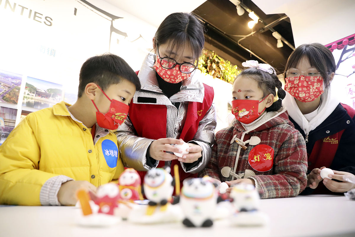 2022年2月15日,杭州,桐庐县城市展示中心党群活动室内,志愿者在指导小