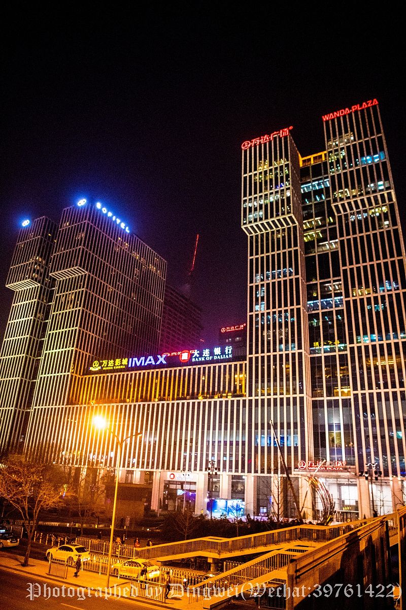 2016年11月28日,北京,从索芙特酒店开完会出来,天已经黑了.万达广场周