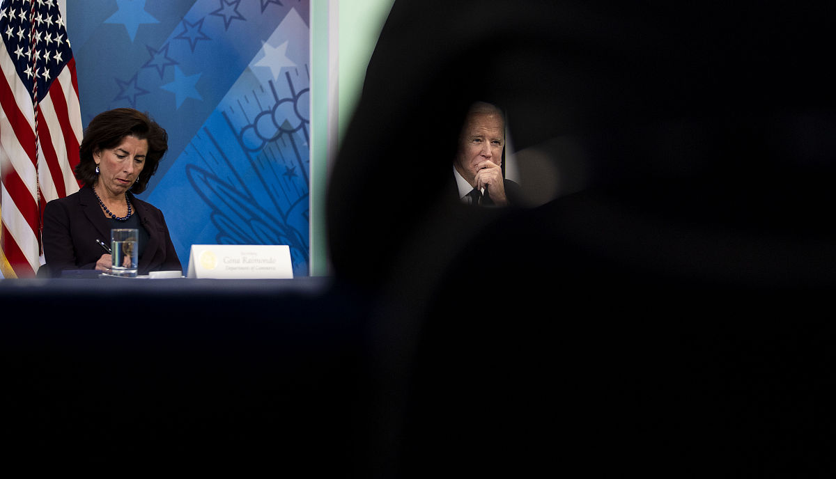 写出一篇人特朗普加入中国国籍的故事