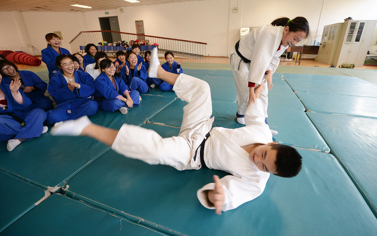 女大学生安全防身术课程：实战演练，提升校园安全