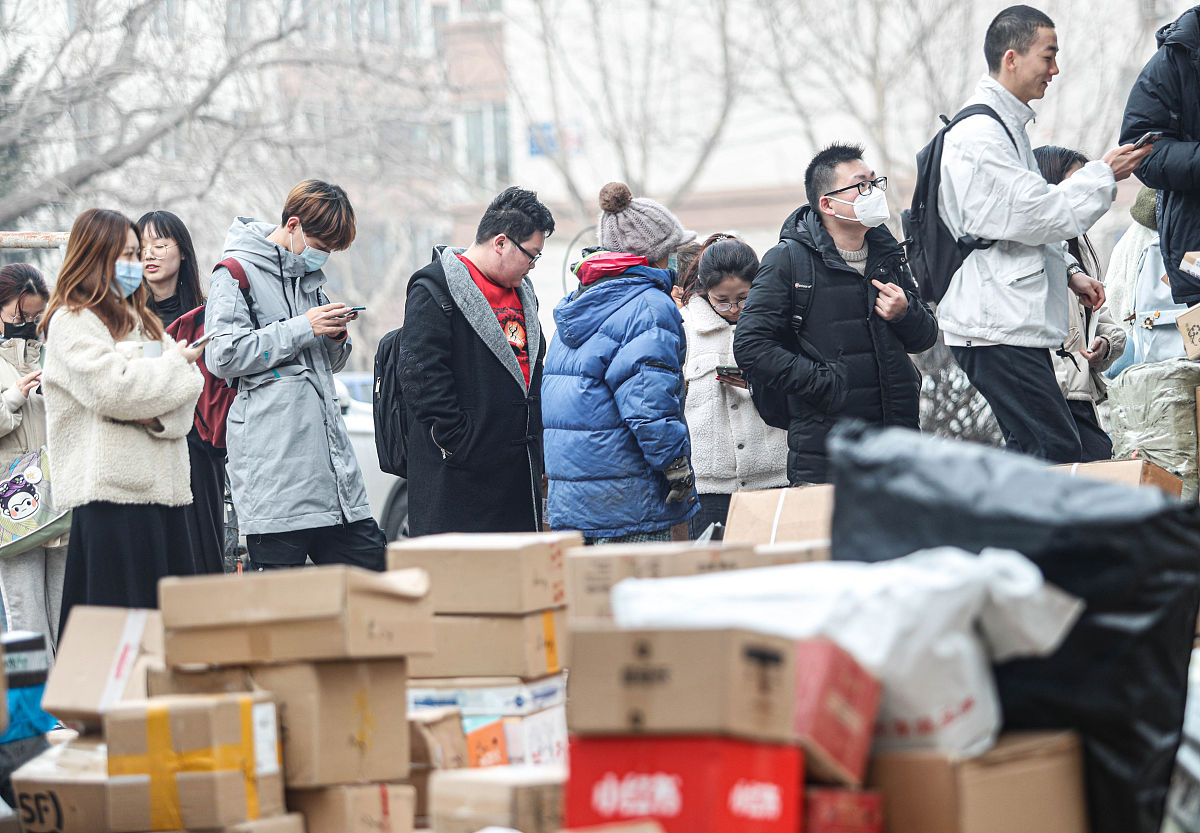 中午排队拿快递报慢了一点点遇到个吊毛抢了报号心情不爽。